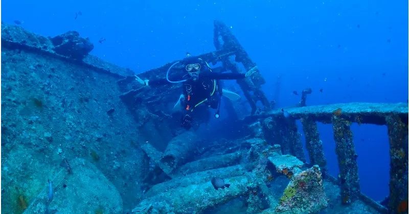 全面介紹埃蒙斯號航空母艦潛水之旅推薦商店！的影像