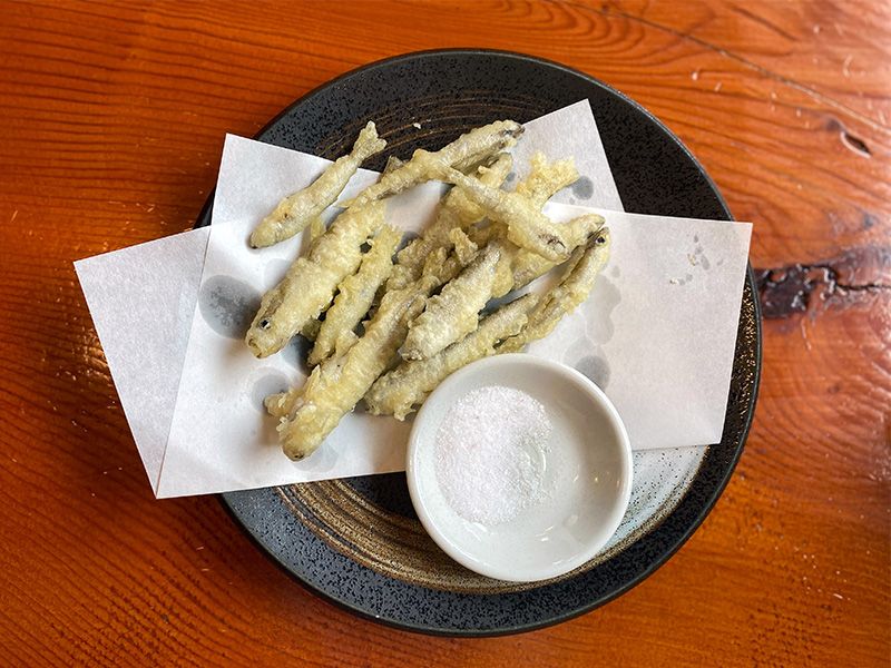 Lake Yamanaka smelt fishing experience report Boathouse Main The smelt you catch can be made into tempura at a nearby restaurant for free.