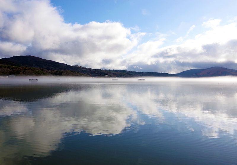 山中湖　ワカサギ釣り体験レポート　朝　蒸気霧　幻想的　停泊するドーム船