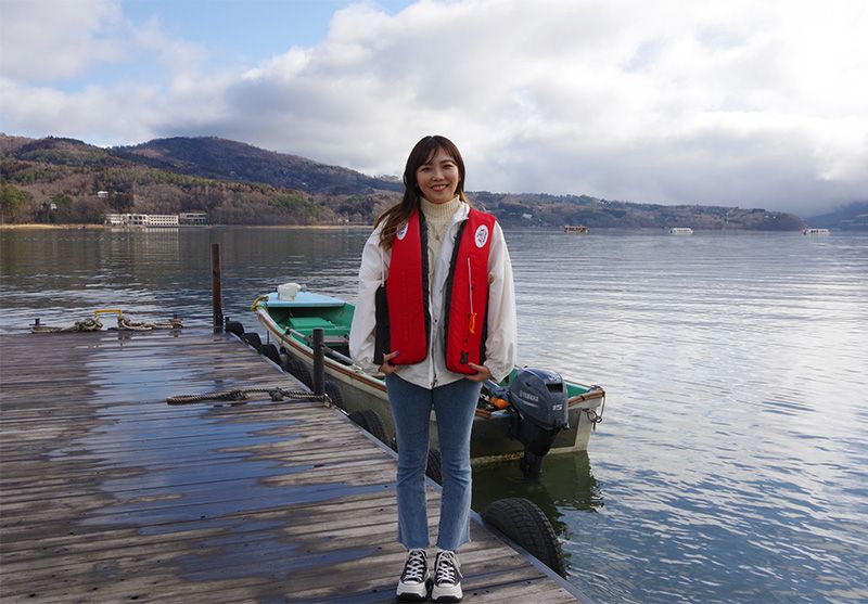山中湖　ワカサギ釣り体験レポート　ボートハウスメイン　ライフジャケットを着用しボートへ