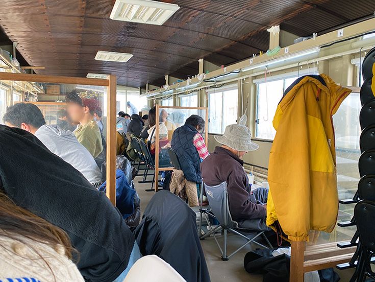야마나카 호 빙어 낚시 체험 리포트 보트 하우스 메인 돔 선내 따뜻하고 편안한 빙어 낚시를 즐기는 손님