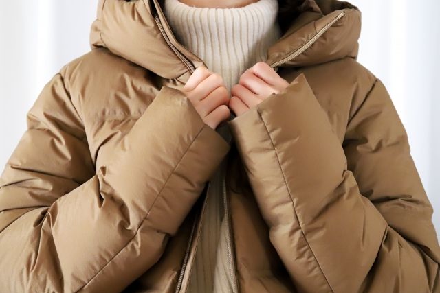 ダウンを着た女性