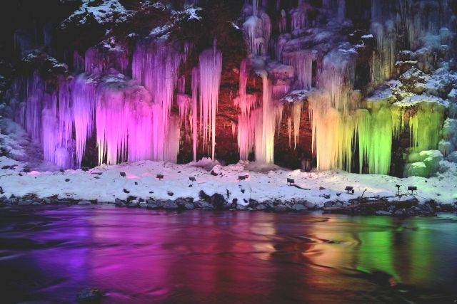 埼玉縣奧道部市的御笠冰柱在冬天季被照亮