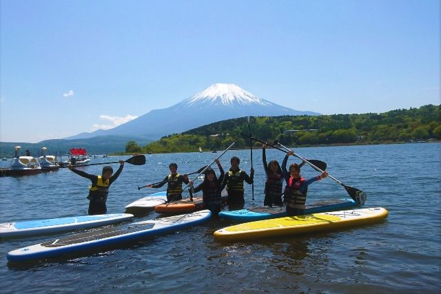 山梨・山中湖「AIR　STREAM(エアストリーム)」　山中湖でSUP（サップ）体験を楽しむ人々