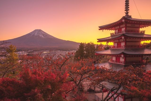 山梨・新倉山浅間公園からみる富士山と夕焼け