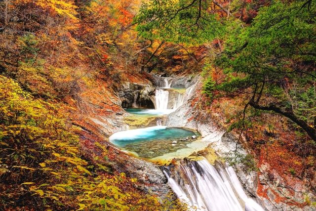 山梨・七ツ釜五段の滝と紅葉