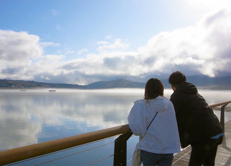 山梨　観光　モデルコース　日帰りドライブで楽しむ人気スポット　山中湖　富士五湖　最大　朝霧　蒸気霧　幻想的　カップル　ドライブお役立ちグッズ