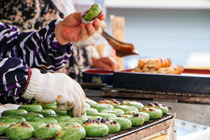 Yamanashi Sightseeing Model Course Popular spots to enjoy on a day drive Oshino Hakkai Specialties Gourmet Sweets Eating around Mugwort Grass Mochi Dango Dango