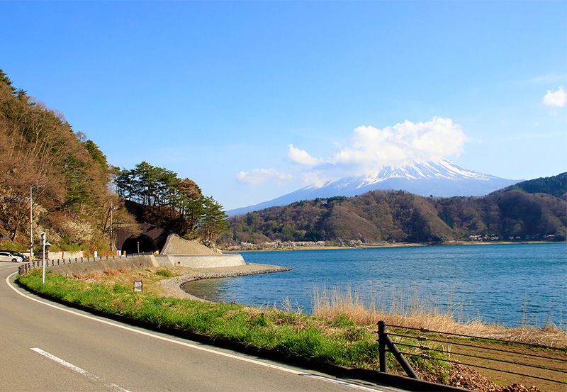 山梨　観光　モデルコース　日帰りドライブで楽しむ人気スポット　湖北ビューライン　県道21号の通称　河口湖　西湖　湖畔沿い　ドライブコース　ビューロード　湖越しに富士山を望むビュースポット