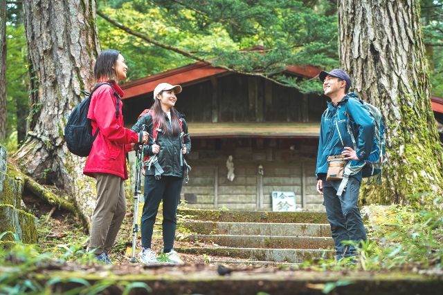 「thousandth」　山梨　富士山麓トレッキングツアーを楽しむ女性