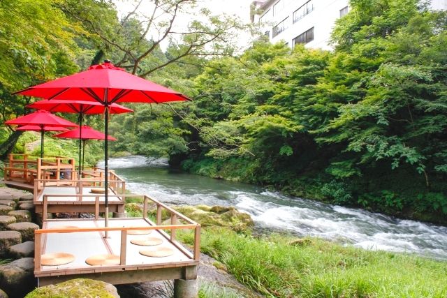 山中温泉旅游地图 推荐景点与美食 加贺温泉村 大圣寺川 觉仙溪 河床 春夏秋 加贺Bocha 甜点 奢华茶点 风景