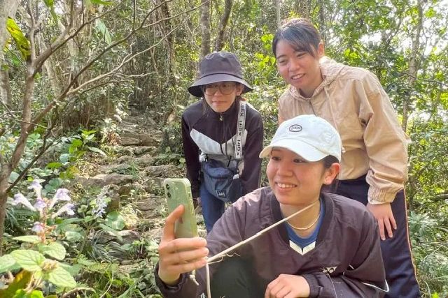 沖縄の事業者「やんばる観光クリエイトぶながやー」が実施するトレッキングツアーの様子
