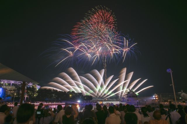 가나가와 요코하마 불꽃 놀이 심포니아 팔경도 바다 파라다이스 불꽃놀이를 바라보는 많은 사람들