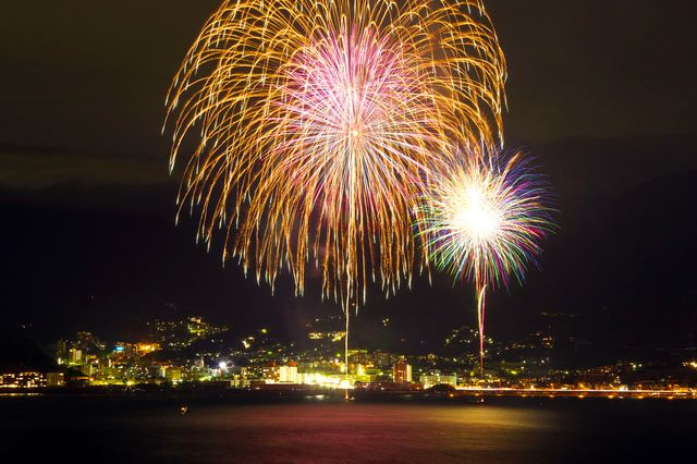 神奈川　湯河原　湯河原やっさまつり　海面に映る花火
