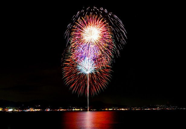 가나가와 미우라 미우라 해안 납량 축제 불꽃놀이 해면을 물들이는 스타 마인 등의 색채 선명한 불꽃