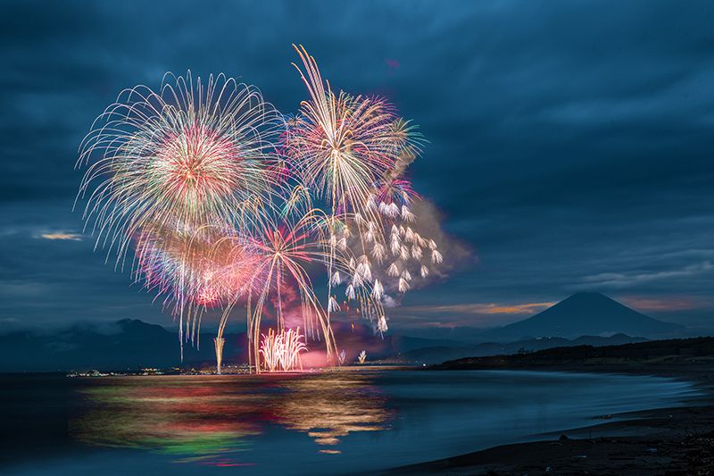 神奈川平塚湘南平塚花火大會湘南潮子生動的火箭和富士山