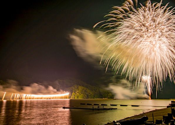 神奈川　相模原　さがみ湖湖上祭花火大会　相模湖の湖面に映る華やかなナイアガラ