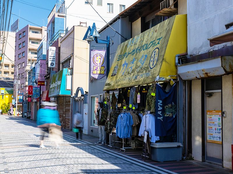 เส้นทางเดินชมเมืองโยโกสุกะ สถานีโดบุอิตะโดริ สถานีชิโออิริ ถนนช้อปปิ้งคาคิตะโชเท็น โดบุซากะโดริ จุดที่ไม่ค่อยมีใครรู้จัก ร้านขายสินค้าทางการทหาร ร้านขายสินค้าเฉพาะทาง กองทัพสหรัฐฯ ปล่อยเสื้อผ้าชั้นนอก ของวินเทจ ของที่ระลึก ป้ายห้อยสุนัข ราคาถูก กองทัพเรือสหรัฐฯ ฐานทัพโยโกสุกะ