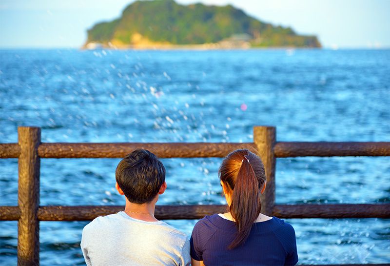 横須賀観光　モデルコース　猿島を眺める男女　カップル