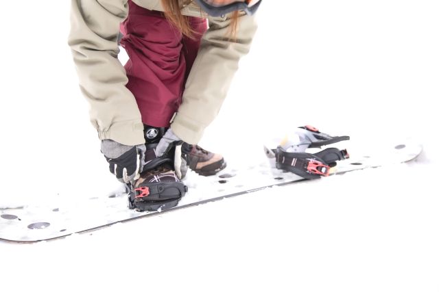 A woman wearing a snowboard board