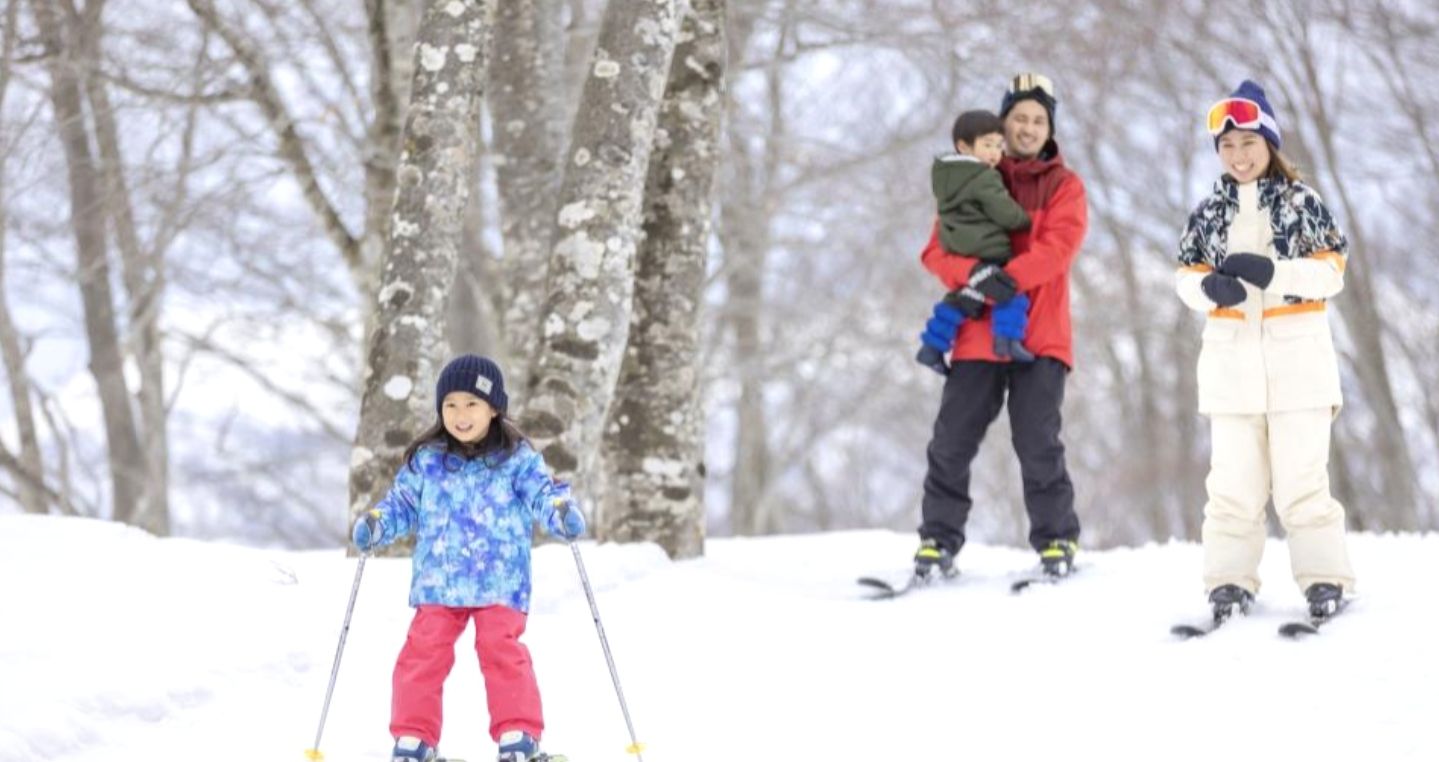 湯沢高原スキー場でスキーを楽しむ家族