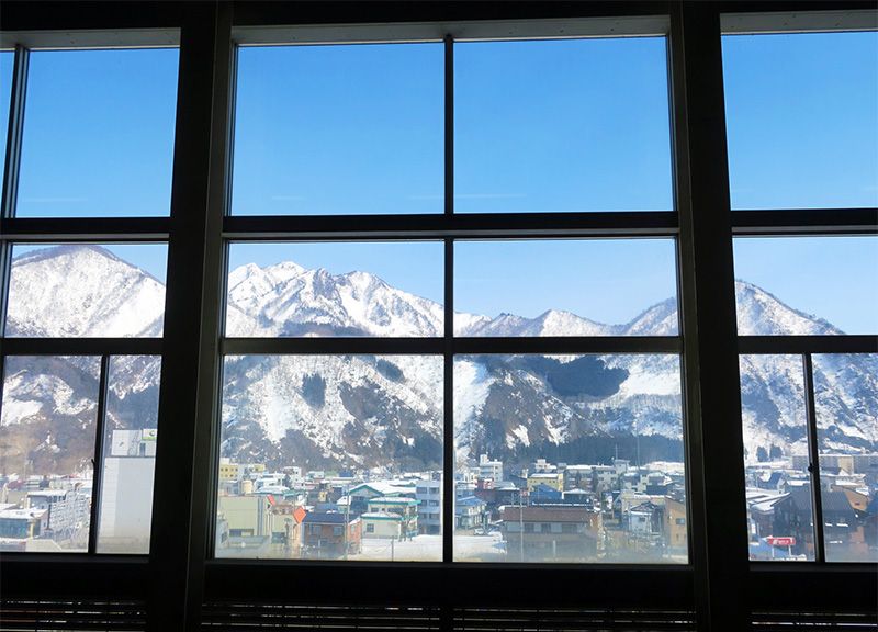 湯沢温泉　観光　マップ　おすすめスポット＆グルメ　越後湯沢　街並み　風景　雪景色　スキーリゾート　JR越後湯沢駅　窓からの景色