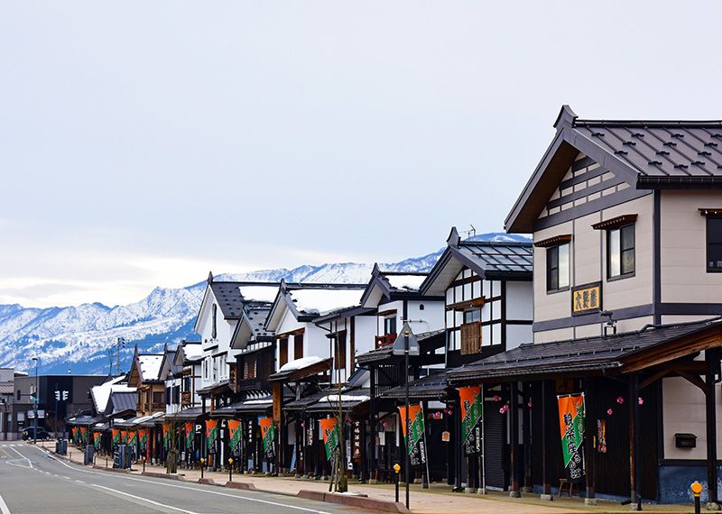 湯沢温泉　観光　マップ　おすすめスポット＆グルメ　越後湯沢　三国街道　塩沢宿　牧之通り　宿場町　江戸時代当時の街並みを再現した通り　JR塩沢駅　北越雪譜　鈴木牧之　雁木　切妻屋根　古きよき日本の雪国の風景