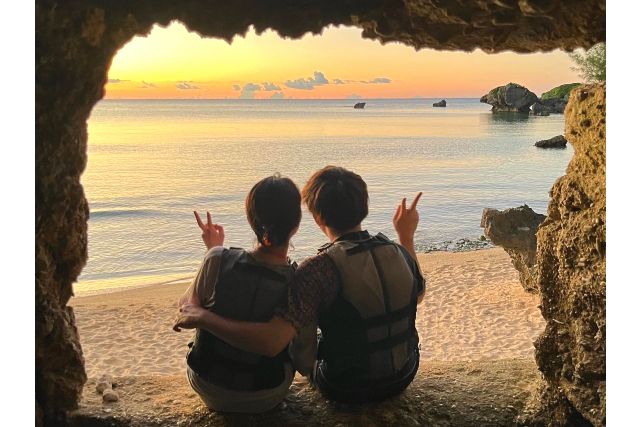 Okinawa Diving 20 (Diving20) Couple enjoying a spectacular sunset tour