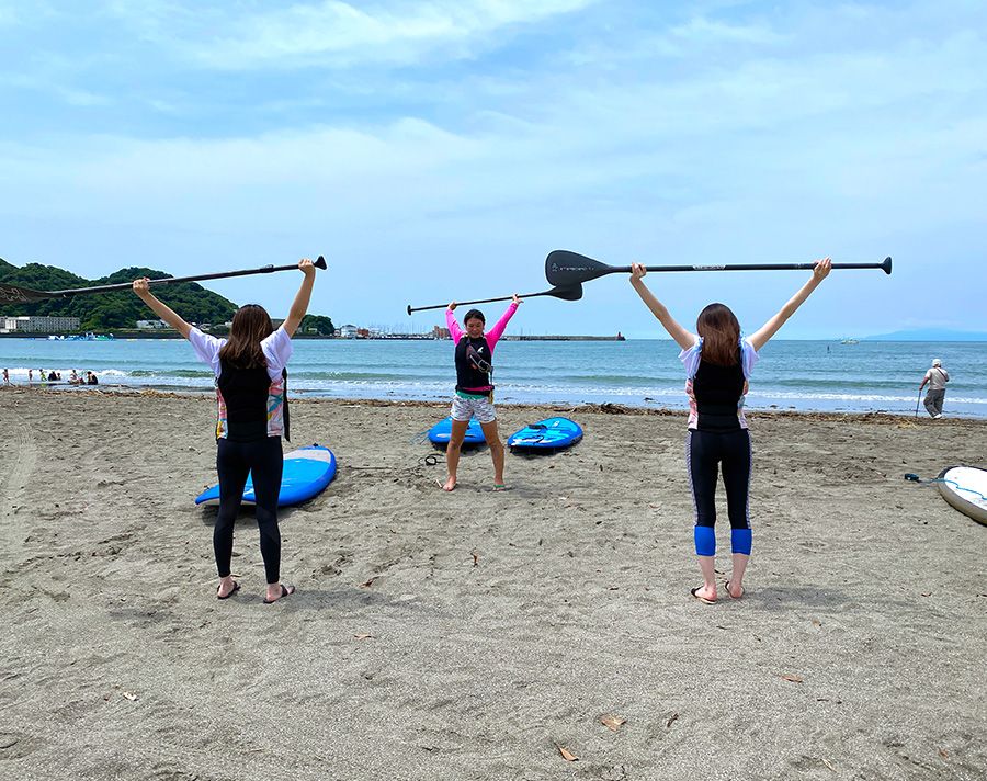 Experience SUP at the Feather Factory in Zushi, Kanagawa! After the lecture, warm up with a paddle and other exercises to loosen up your body.