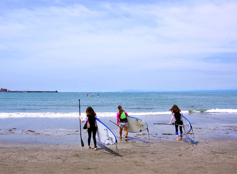 Experience SUP at the Feather Factory in Zushi, Kanagawa! SUP Zushi Beach Take your SUP board and head to the sea. It weighs about 10-15kg and has a handle, so it's easy for women to carry.