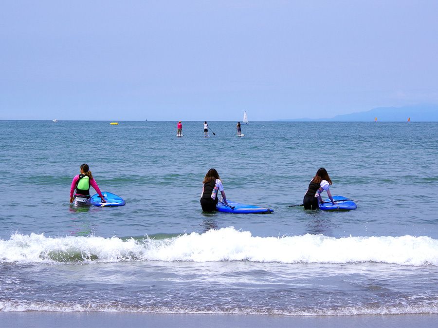 Experience SUP at the Feather Factory in Zushi, Kanagawa! SUP Zushi Coast has relatively calm waves and is a shallow beach suitable for beginners.