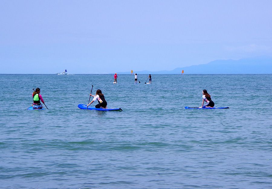 Experience SUP at the Feather Factory in Zushi, Kanagawa! SUP Zushi Beach Finally, get on the board and start paddling. First, practice paddling while sitting until you get used to it.