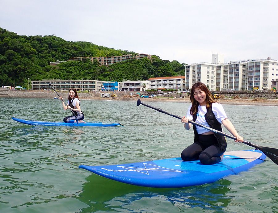 Experience SUP at the Feather Factory in Zushi, Kanagawa! SUP Zushi Beach Finally, get on the board and start rowing Practice seated rowing first until you get used to it Move offshore where there is less impact from the waves