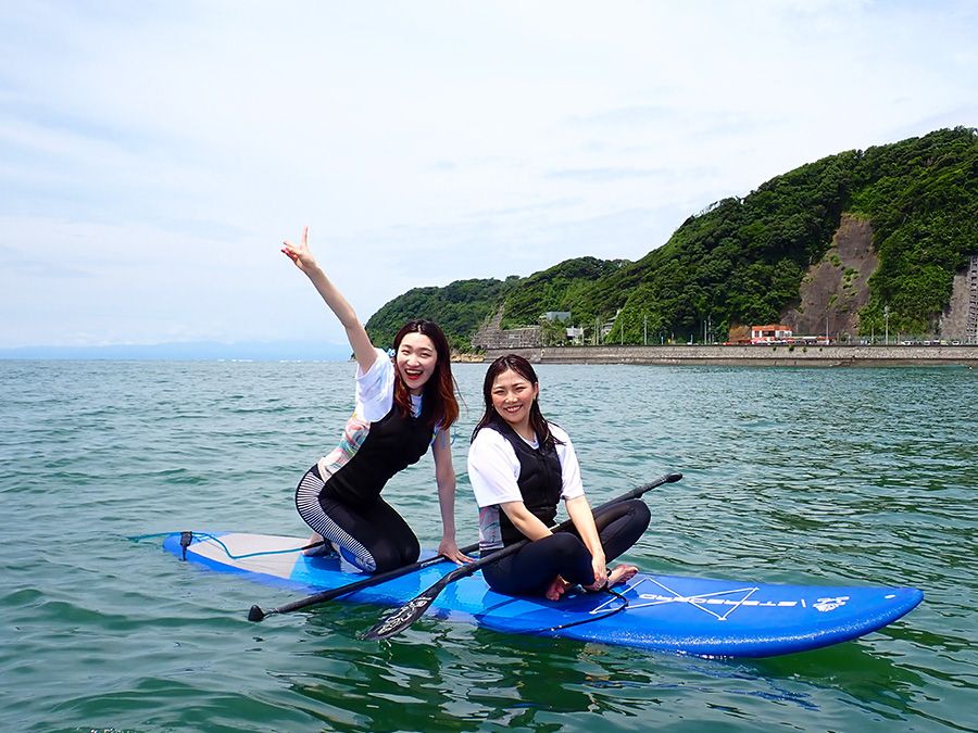 神奈川羽毛工廠 SUP 體驗！ SUP Zushi Beach 最後，試試兩個人一起騎車 首先，試著兩個人坐在一塊板上 清除第一個障礙