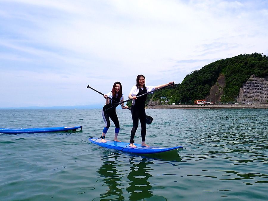 Experience SUP at the Feather Factory in Zushi, Kanagawa! SUP Zushi Beach At the end, we tried a two-person stand-up paddle. We all paddled to the right and left in unison.