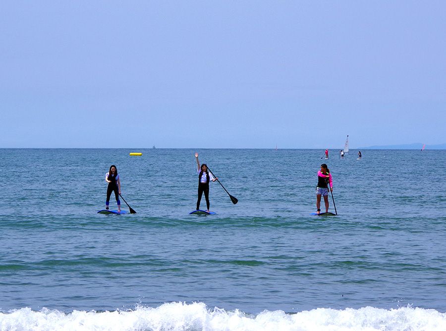 ประสบการณ์ Kanagawa Zushi SUP ที่ Feather Factory! SUP Zushi Coast คนสองคนที่ดูเหมือนจะสนุกไปกับประสบการณ์นี้