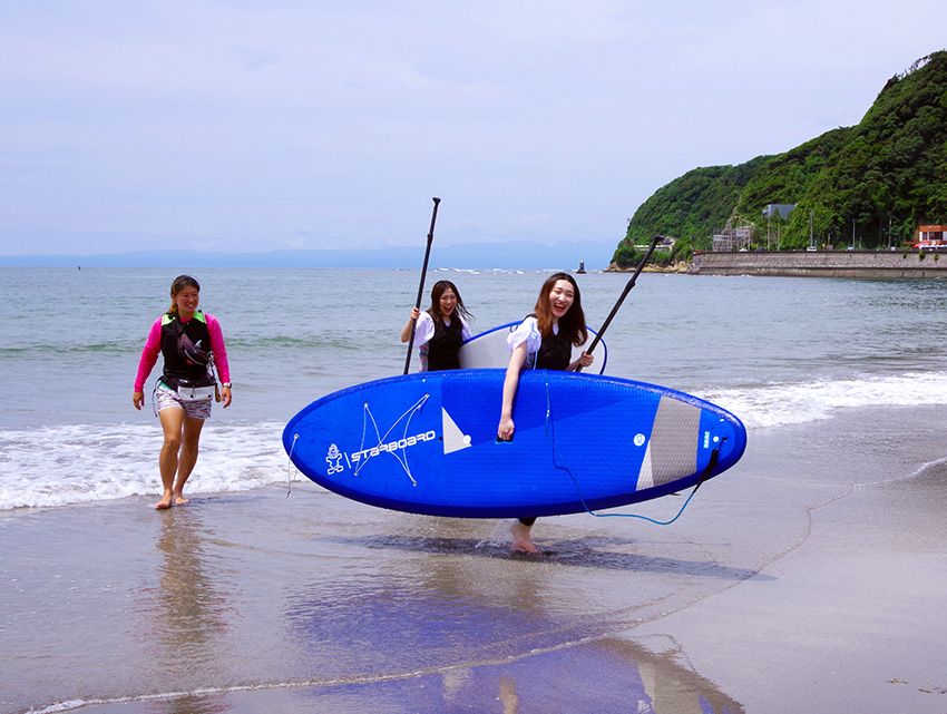 神奈川羽毛工廠 SUP 體驗！ 薩普祖師海灘衝浪 最後兩人玩得滿臉笑容