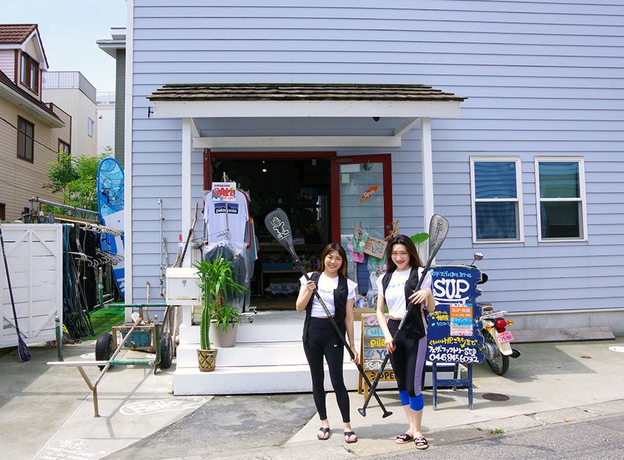 Kanagawa Zushi Feather Factory SUP experience! SUP Zushi Beach Change clothes and go to the sea Two people full of energy Commemorative photo with paddles Life jackets are also cute Activity Japan