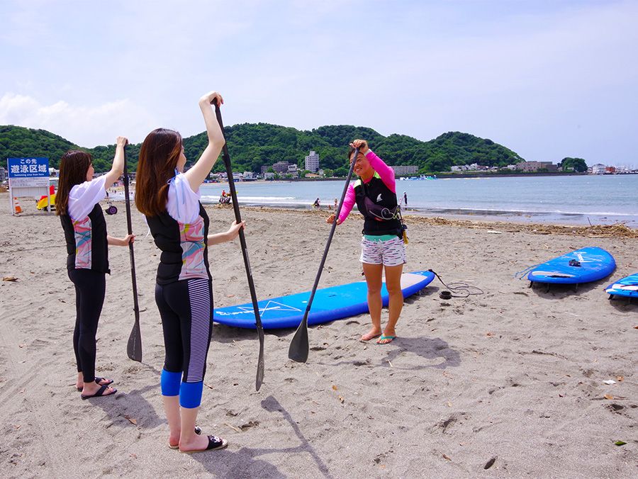 Experience SUP at the Feather Factory in Zushi, Kanagawa! SUP Zushi Beach Lecture on how to hold a paddle You will be given detailed instructions on how to tell the difference between the front and back of the paddle and how to hold it correctly.