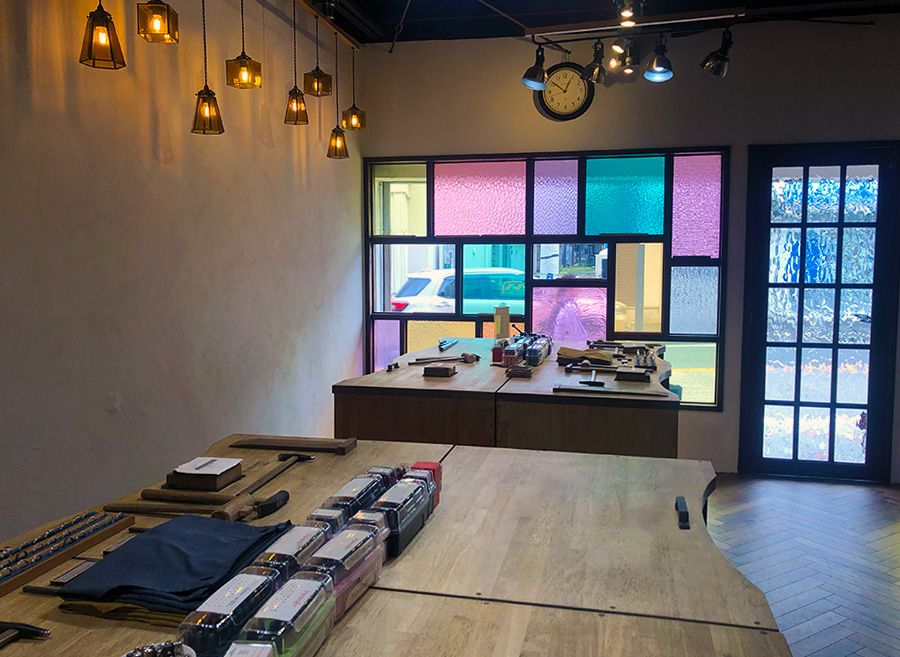 Zushi, Kamakura, Enoshima Driving Model Course Popular Spots & Activities Girls' Trip MOBILA Accessory Making Ring Making Crafts Silver Ring Work Studio Ruka The interior is beautiful with the light coming in through the colored glass A stylish and relaxed workshop