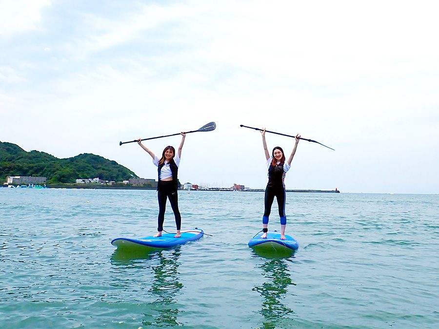 Experience SUP at the Feather Factory in Zushi, Kanagawa! SUP Zushi Beach We raised the paddle and took a commemorative photo so that we could get used to it and enjoy it.