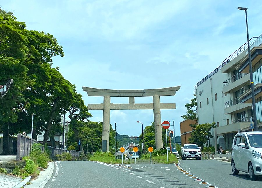 Zushi, Kamakura, Enoshima Driving Model Course Popular Spots & Activities Girls' Trip MOBILA Tsurugaoka Hachimangu Shrine Approach First Torii Gate Large Torii Gate